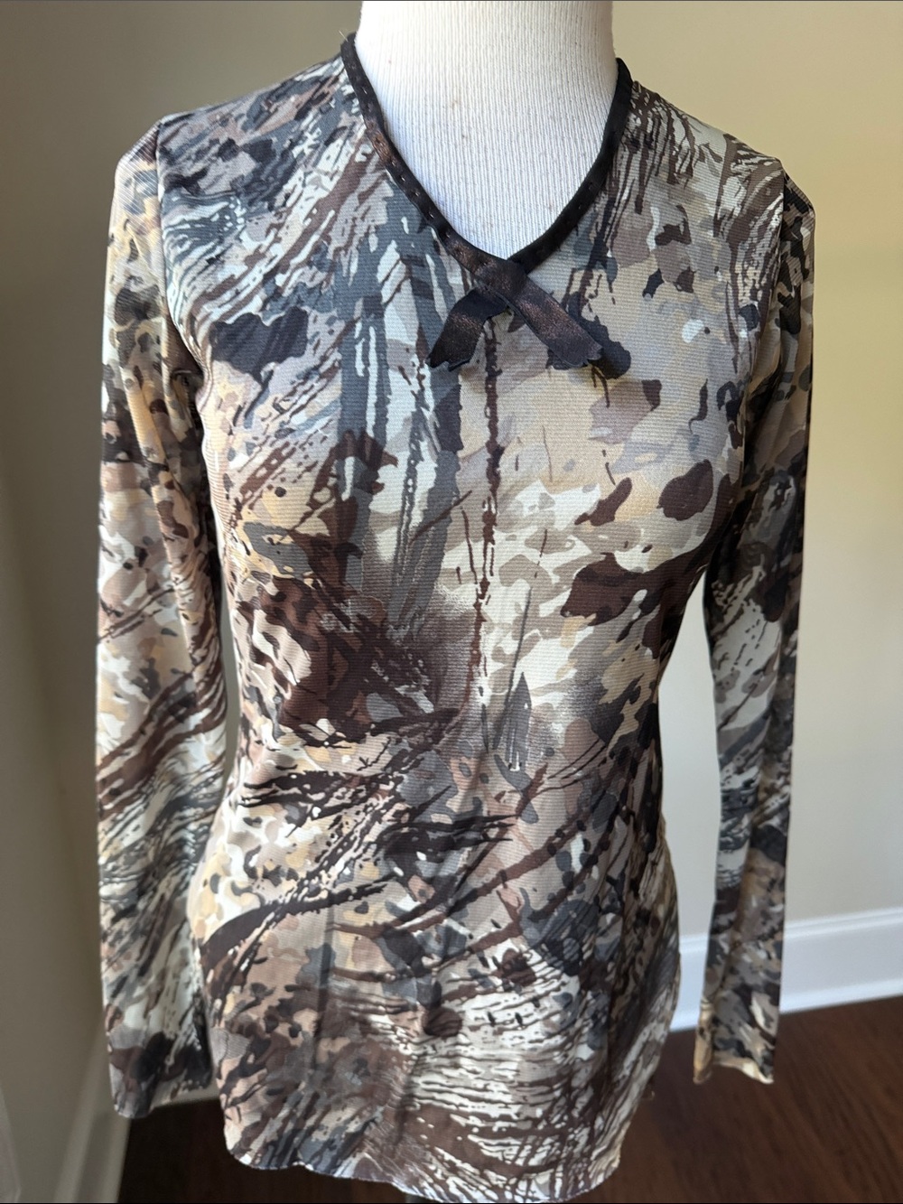 Women’s Long-Sleeve Camouflage Print V-Neck Top - Brown/Tan